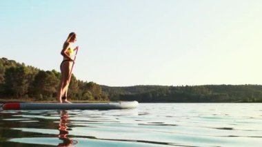 Kız raket yapıyor.