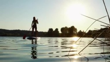 Gölde kürek çeken genç bir kadın.