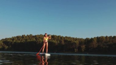 Sırtında kürek tahtası olan bir kadın..