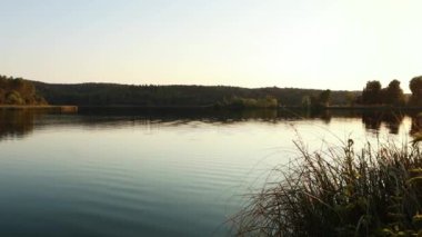 Gölün üzerinde gün batımı