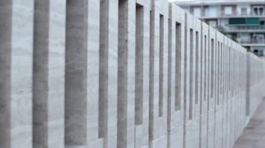 Duvardaki beton blok
