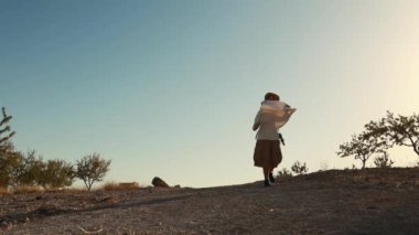 Dağlarda yürüyüş yapan bir adam