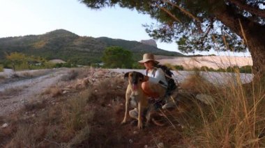 Dağlarda köpek ve köpek