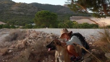 Dağlarda köpeği olan genç bir kadın. yüksek kaliteli fotoğraf