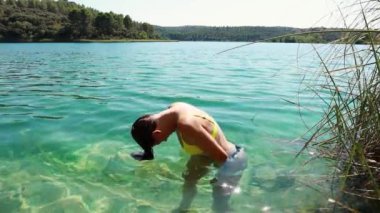 Sahilde bikinili bir kadın.