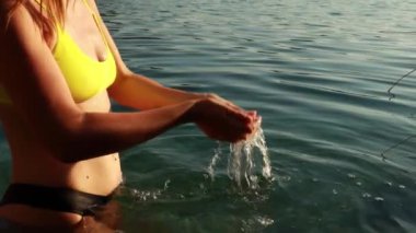 kadın bikini ve şapka