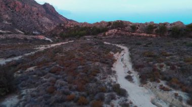 Bir dağ manzarasının güzel bir görüntüsü