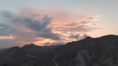 Akşamları dağların üzerinden gün batımı