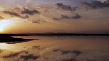 Denizin üzerinde güzel bir gün batımı