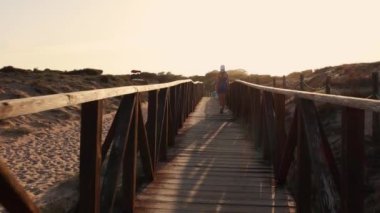 Kumsalda Yürüyen Kadın