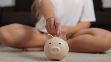 Kadın bankaya para yatırıyor.