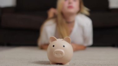 Kumbarada bir kızla. Tasarruf kavramı