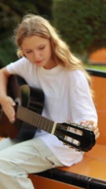 Sokakta gitar çalan kız.