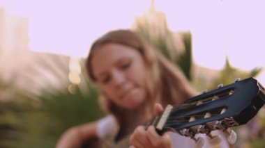 Plajda gitar çalan bir kadın, yaz tatili