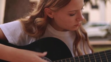 akustik gitar ile genç kız