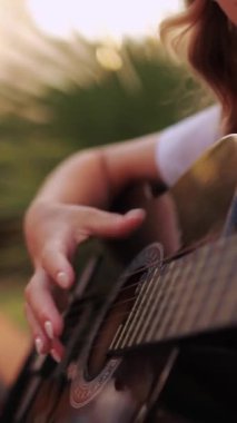 Parkta gitar çalan kız