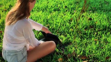 Dizüstü bilgisayar bahçede olan kadın