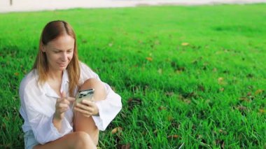 Cep telefonlu genç kadın.