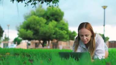 Tablet bilgisayar kullanan kadın