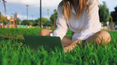 Parkta çalışan kadın.