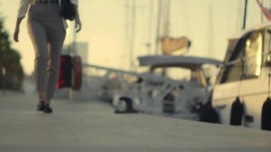 Denizde sırt çantası olan beyaz elbiseli genç bir kadın.