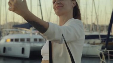 Yatta fotoğraf çeken bir kadın.