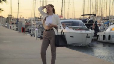 Genç ve güzel bir kadın yatta.