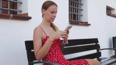 Kadın cep telefonu kullanıyor.