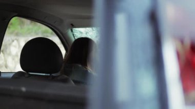 Kadın açık pencereli araba kullanıyor