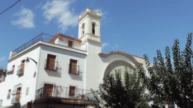 Arka planda mavi gökyüzü olan eski bir bina.,