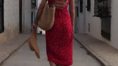 İspanya 'da sokakta yürüyen şapkalı genç ve güzel bir kadın. yaz günü