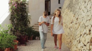 Parkta yürüyen güzel genç bir çift.