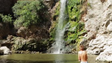 Dağlarda sırt çantalı bir adam.