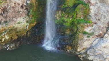 Dağlarda güzel bir şelale