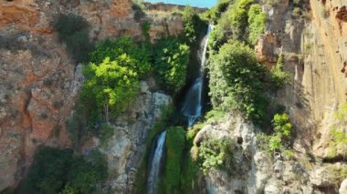 İsrail eyaletinin kuzeyindeki dağlarda şelale..
