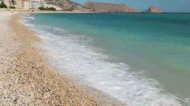 Deniz dalgalı güzel bir sahil