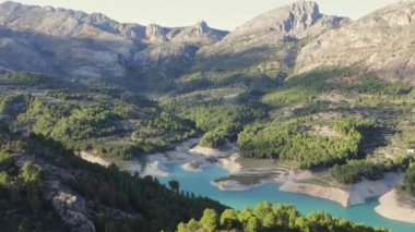 Dağlardaki gölün havadan görünüşü