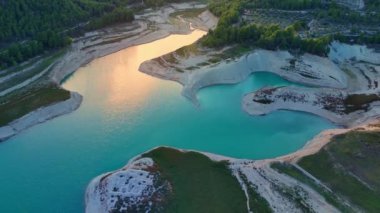 Bir yaz akşamında güzel gölün insansız hava aracı görüntüleri.