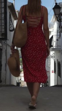 Kız eski şehrin dar bir caddesinde yürüyor. Kız dar sokaklarda yürüyor..