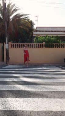 Genç bir kadın yolda yürüyor.