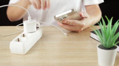 Modern bir iş yerinde kadın eli akıllı bir telefon tutar..
