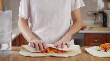 Mutfakta pizza hazırlayan kadın, yakın plan.