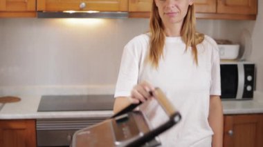 Genç bir kadın mutfakta bir mikserle