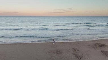 Gün batımındaki kumlu sahilin güzel manzarası.