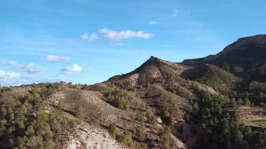 Dağların vadisine bak.