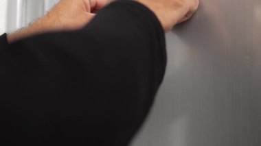 Asansörün kapısında el ele tutuşmak.