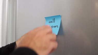 Adam kapıyı erteliyor.