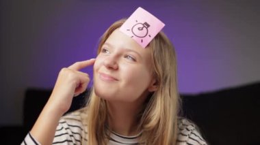 Yüzünde kağıt notlar olan genç bir kadın..