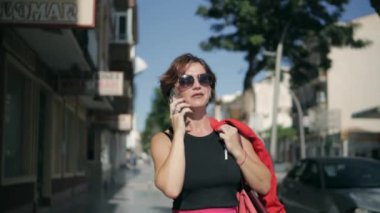 Cep telefonuyla konuşan genç bir kadın.