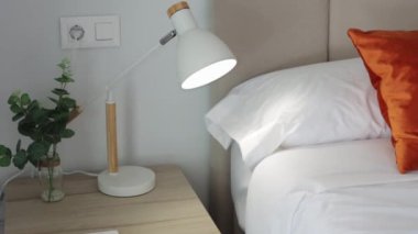 rahat yastık yatakta iç tarafta.